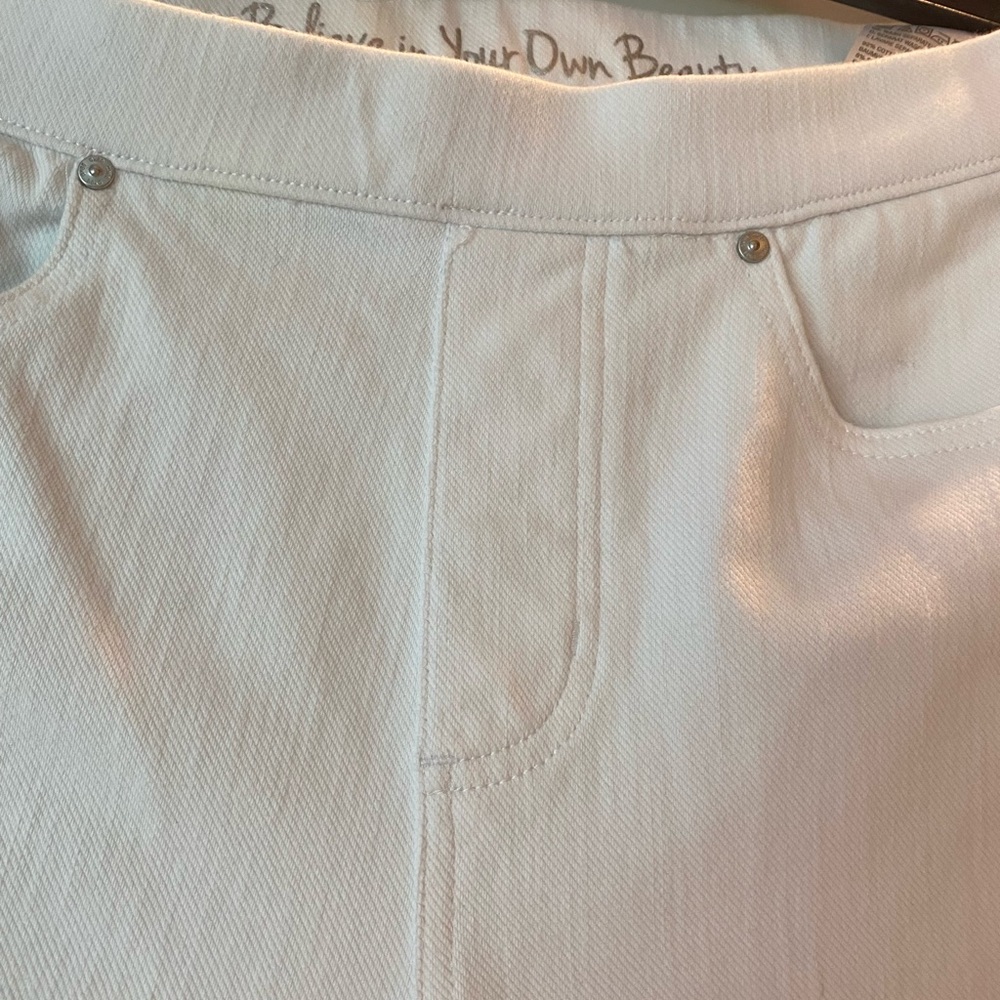 Chic white Cropped Pants - Picture 5 of 11